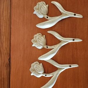 Set Of 3 Metal Floral Wall Hooks in Cream